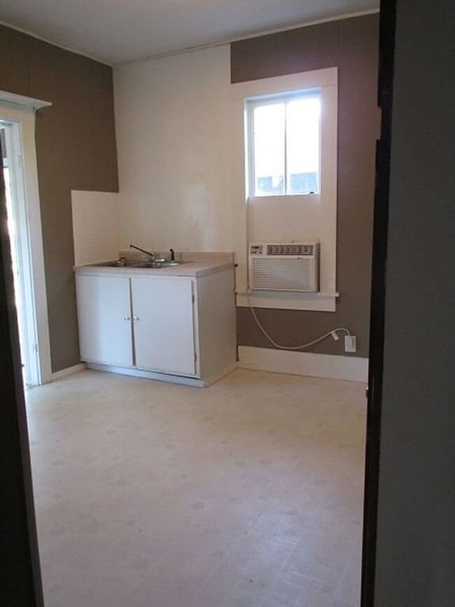 Building Photo - $895 - 3 bed 1 bath - Single Family Home