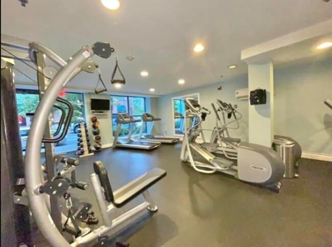 Building Photo - 727 Monroe St