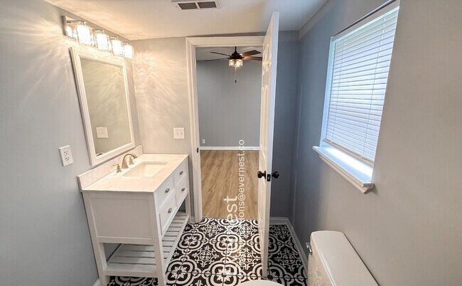 Building Photo - Charming 3-Bedroom Home with Outdoor Oasis – Minutes from Amenities / Pet-Friendly / Available Now!