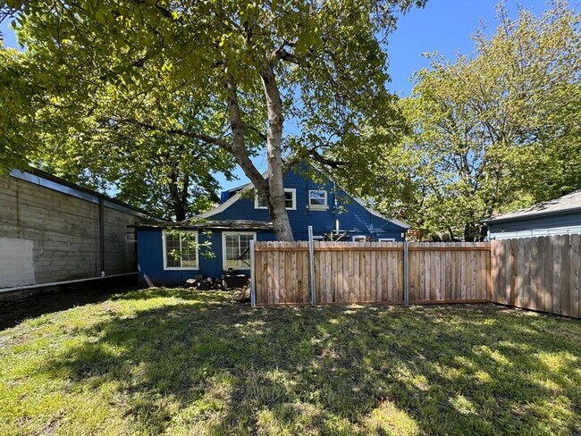 Building Photo - 531 Monroe Street