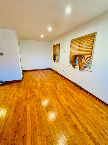 Primary Photo - 4342 S Wells St