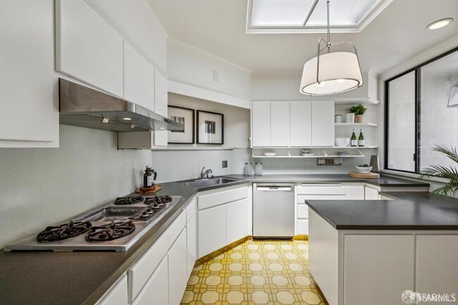 Building Photo - 845 44th Ave