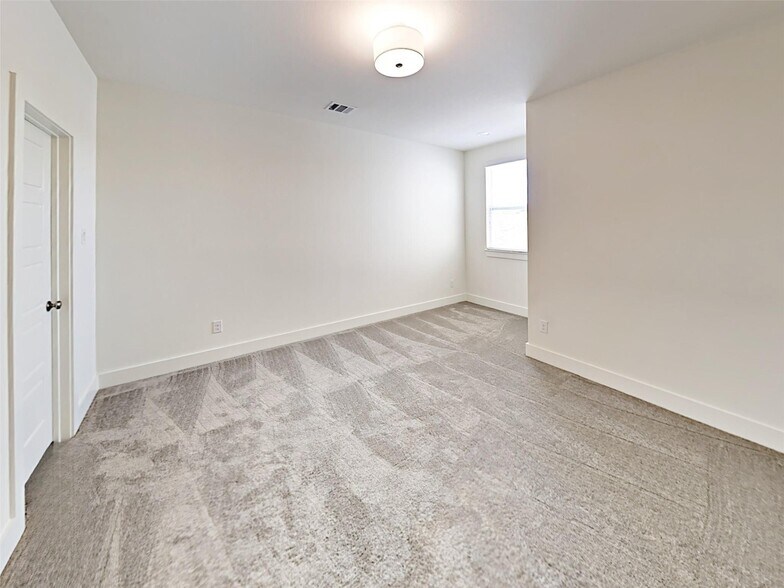 Building Photo - 324 Templeton Dr