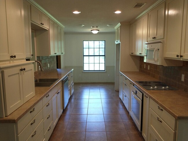Building Photo - 606 Hillcrest Cir