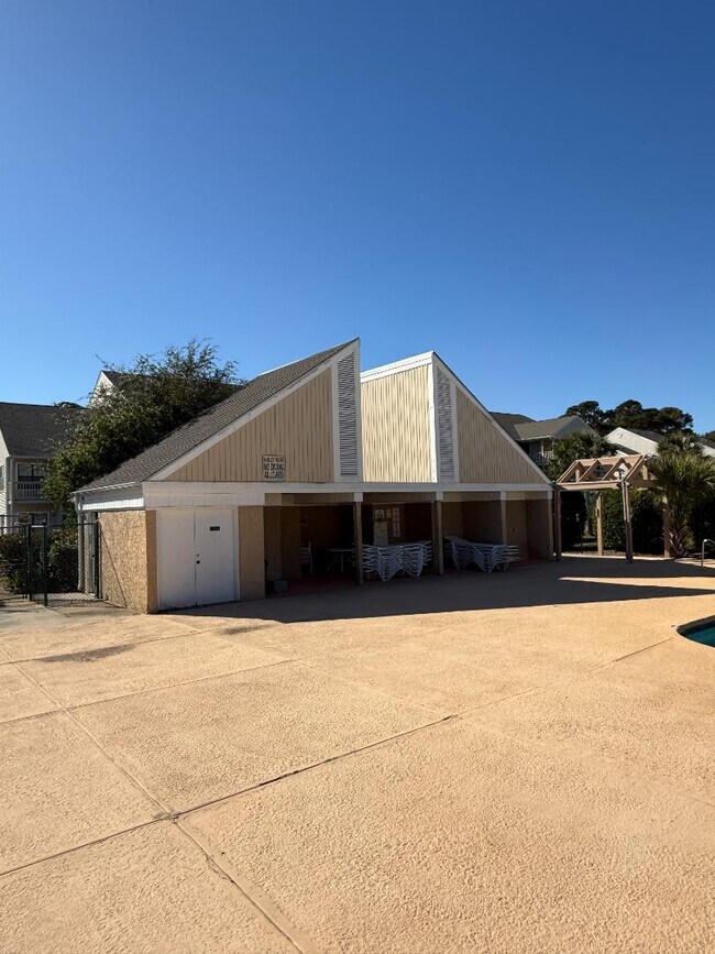 Building Photo - 1095 Plantation Dr W