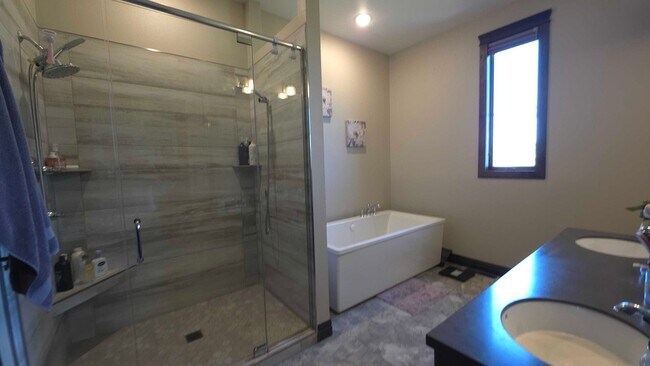Building Photo - Incredible Home with Great Views in NW Bis...