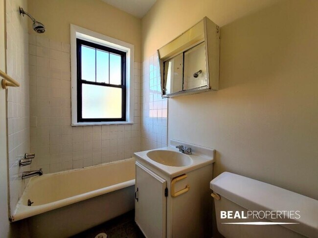 Building Photo - 0 bedroom in CHICAGO IL 60657