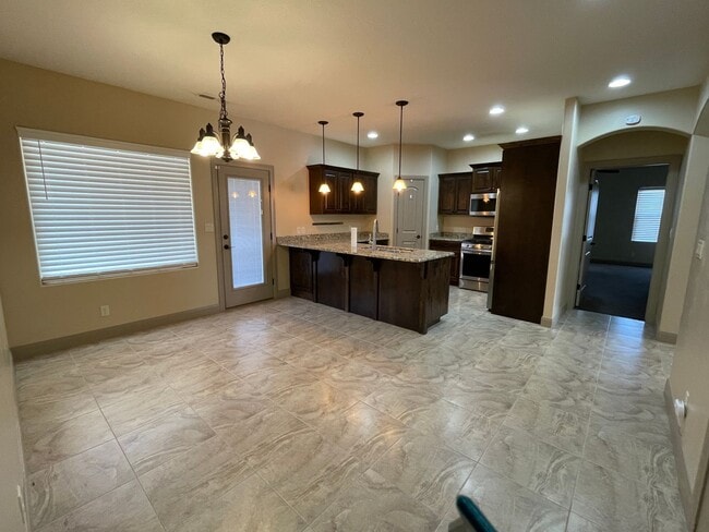 Building Photo - Pet-Friendly Three Bedroom Home in Riversi...