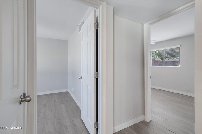 Building Photo - 607 E Encanto Dr