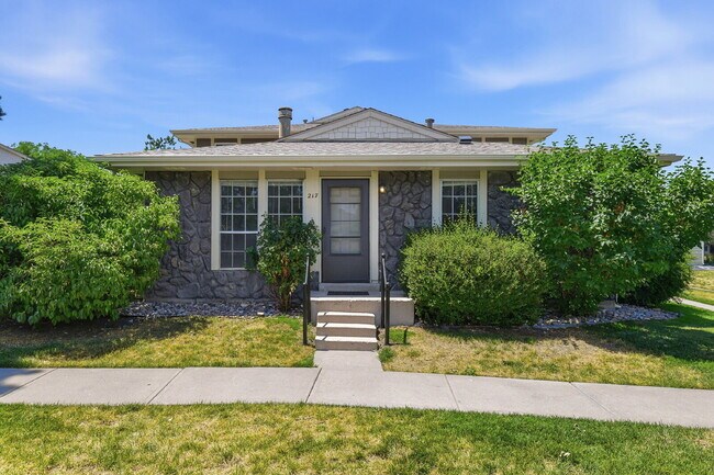 Building Photo - $1,445.95, 2 bed, 1 bath located in Denver with Central AC