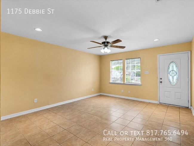 Building Photo - 1175 Debbie Dr