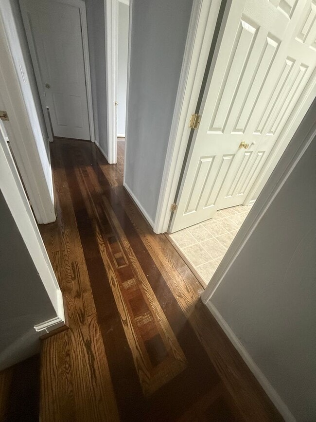 Building Photo - 4826 Golfview Dr NE