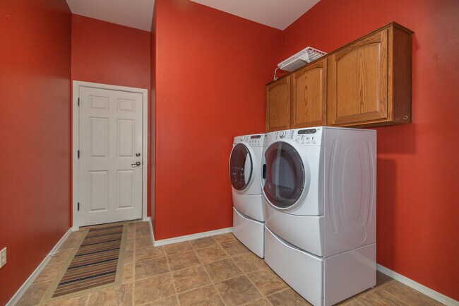 Building Photo - 1141 W Tenniel Dr