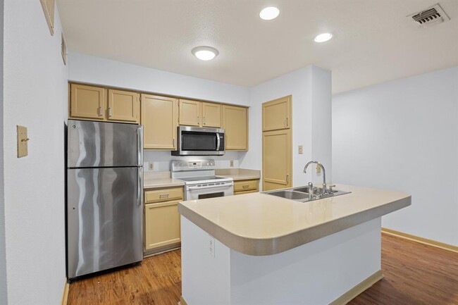 Building Photo - 8888 Tallwood Dr