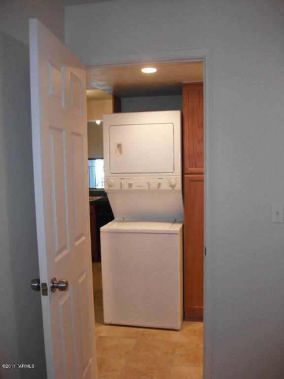 Building Photo - Effortless Central Tucson Living: 2BR Gem with Water/ Sewer/ Trash Included