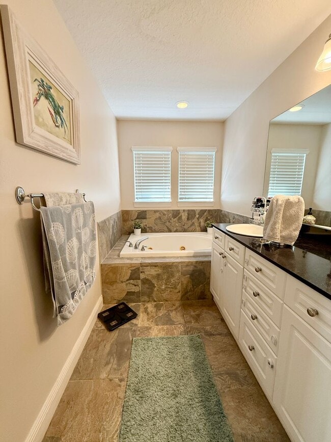 Building Photo - Carillon townhome in Gated Community