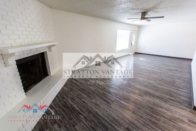 Building Photo - 2526 E Juanita Ave