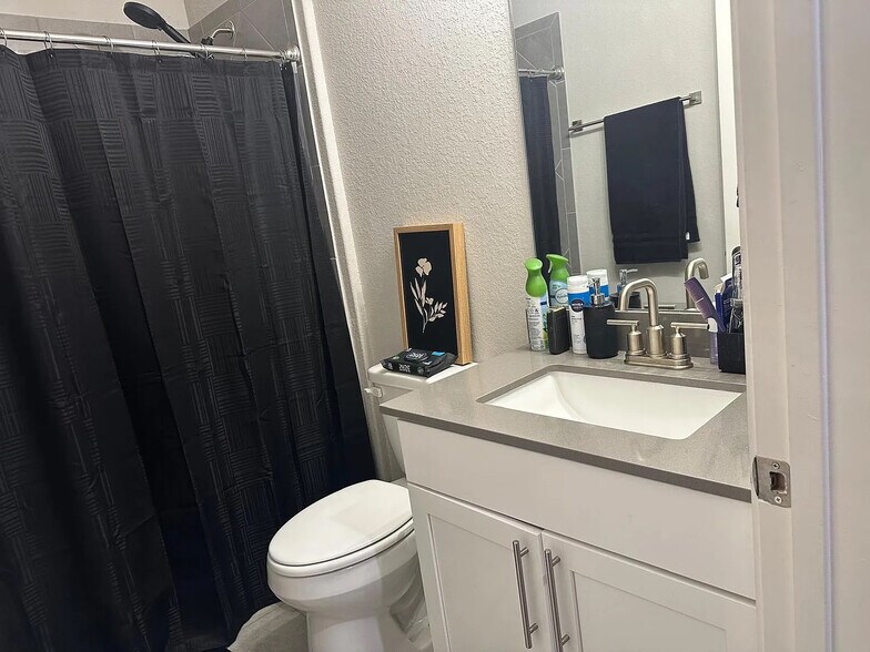 Building Photo - Room in House on Purple Heart Dr