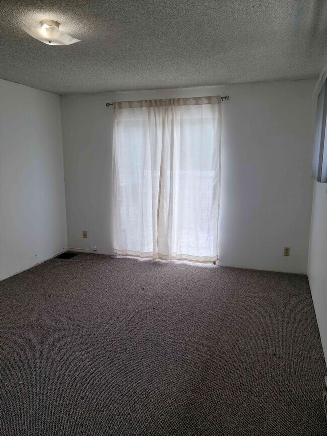 Building Photo - Centrally Located 2 Bedroom Townhouse