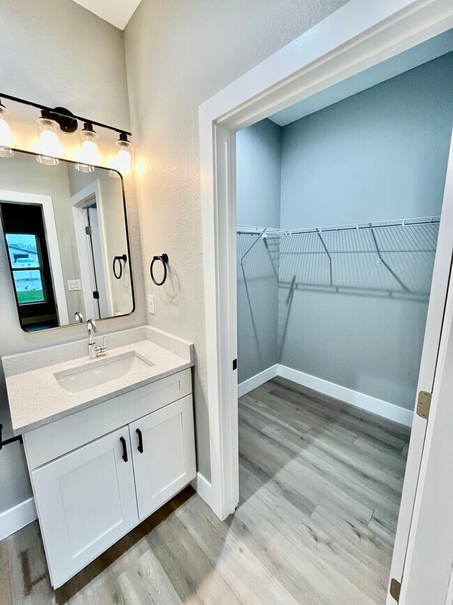 Building Photo - 10412 Pendleton Ave