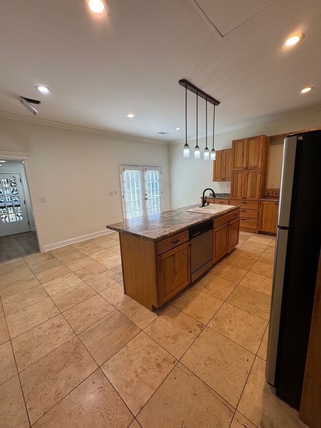 Building Photo - 3 Bed / 2 bath on 1.2 ACRES - 3 car garage...