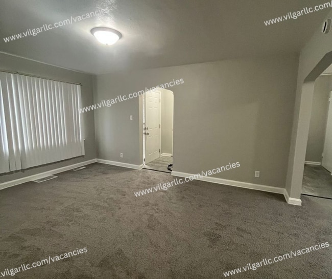 Building Photo - Spacious & Updated 2 large bedrooms & 2 fu...