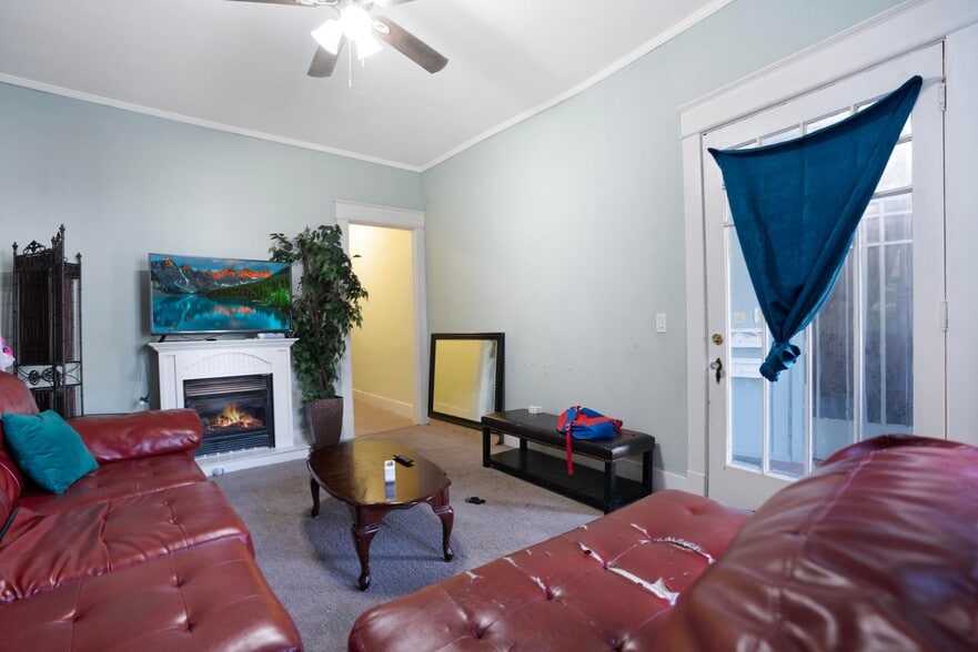 Building Photo - Charming Historic 2BR Apartment with Garag...