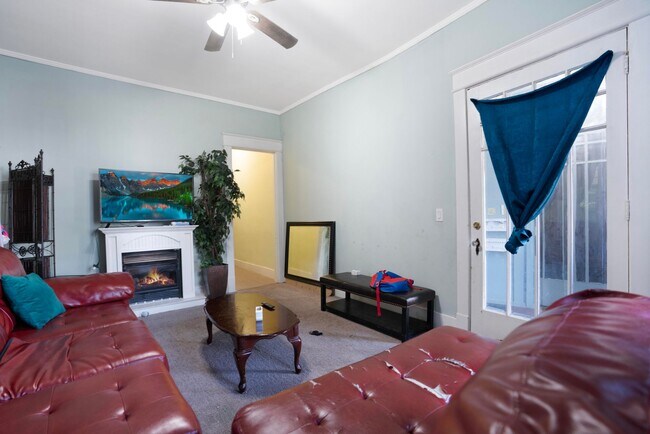 Building Photo - Charming Historic 2BR Apartment with Garag...