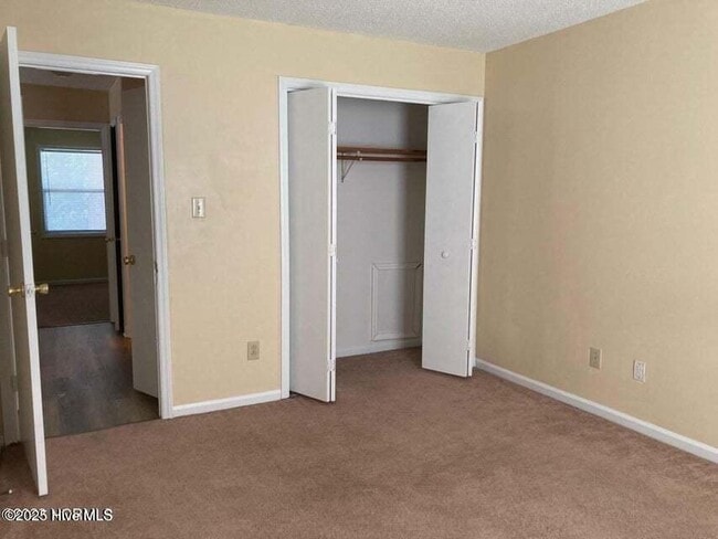 Building Photo - 193 Village Cir