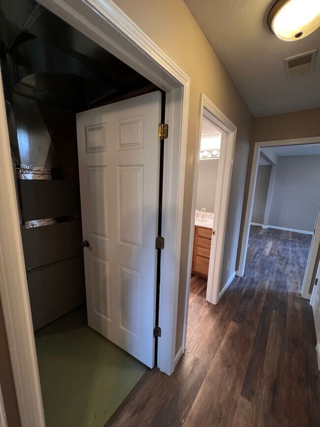 Building Photo - Spacious Split-Level Retreat Just Minutes ...