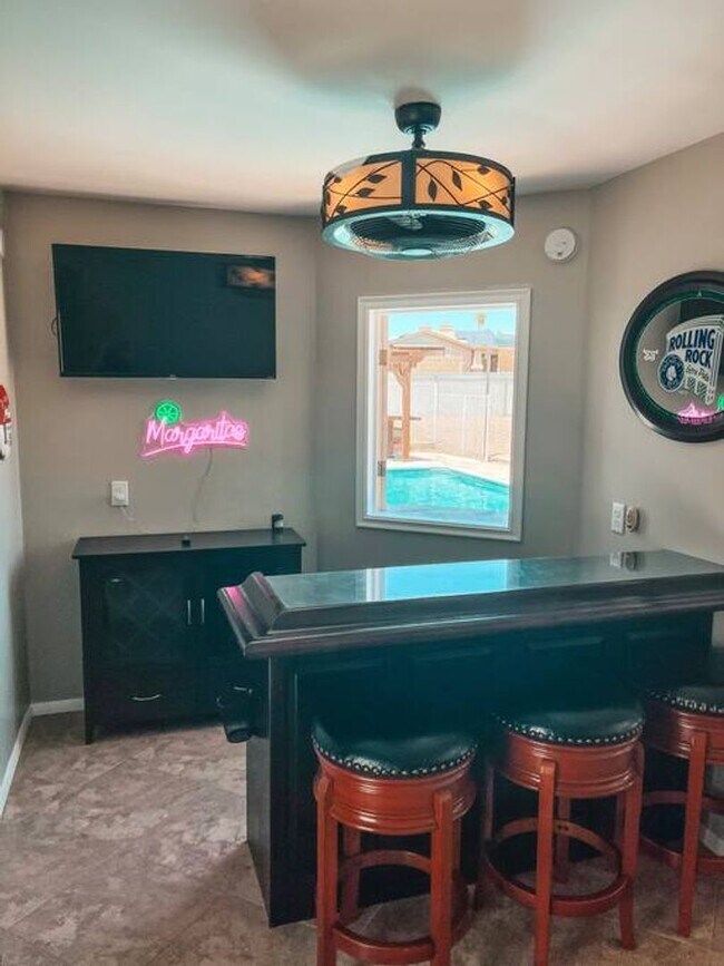 Building Photo - 4 Bedroom Pool Home Located Downtown