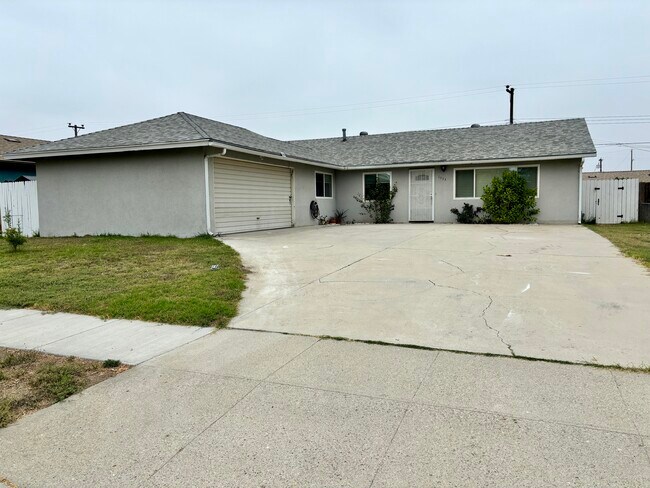 Building Photo - 1333 Currant Ave