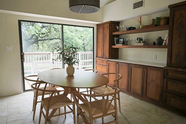 Building Photo - 708 Cowal Dr S