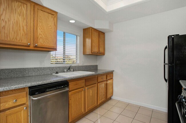 Building Photo - 5450- 5452 Linden Avenue
