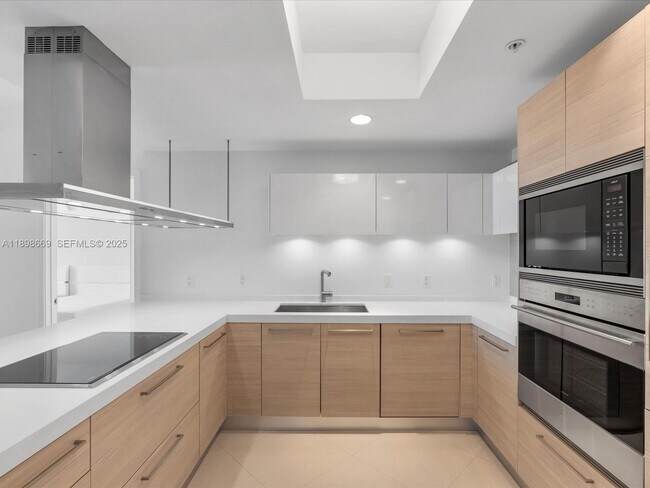 Building Photo - 17301 Biscayne Blvd