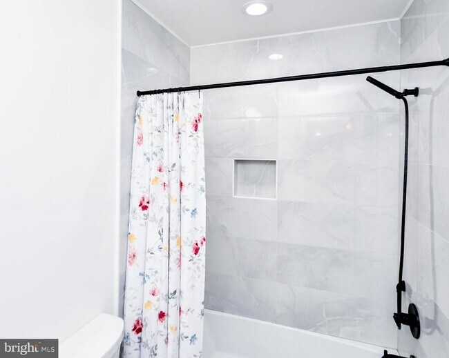 Building Photo - 1386 Bryant St NE