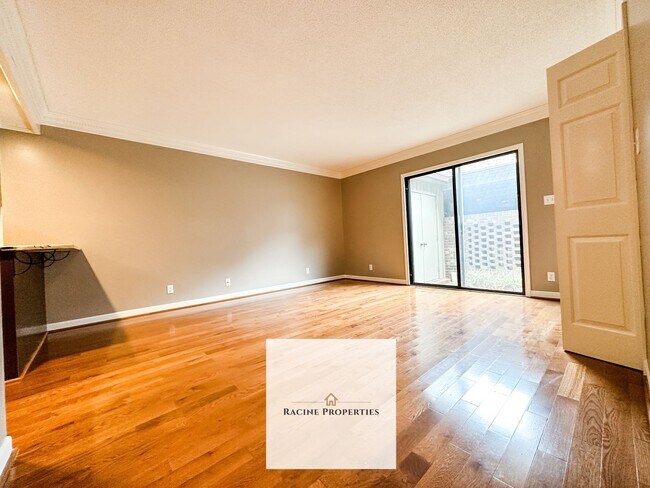 Building Photo - Townhouse available on Lake Hartwell—comes with a water view!