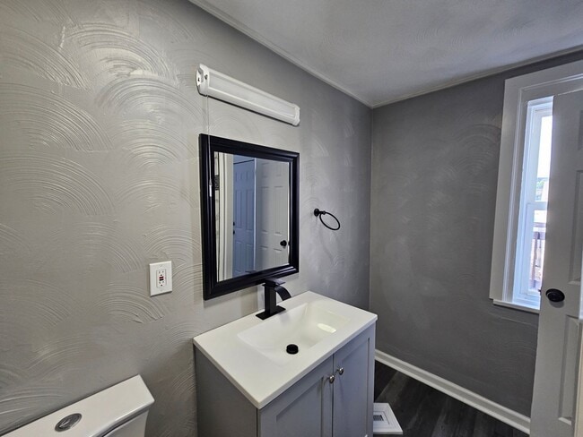 Building Photo - Newly updated 2 bedroom 1 bath apartment f...