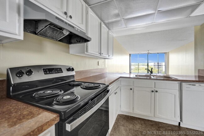 Building Photo - 12 Royal Palm Way