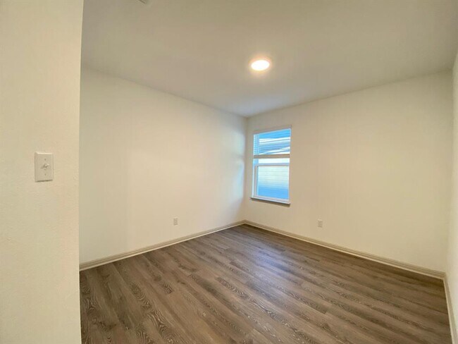 Building Photo - 112 Ft Clark Spgs Dr