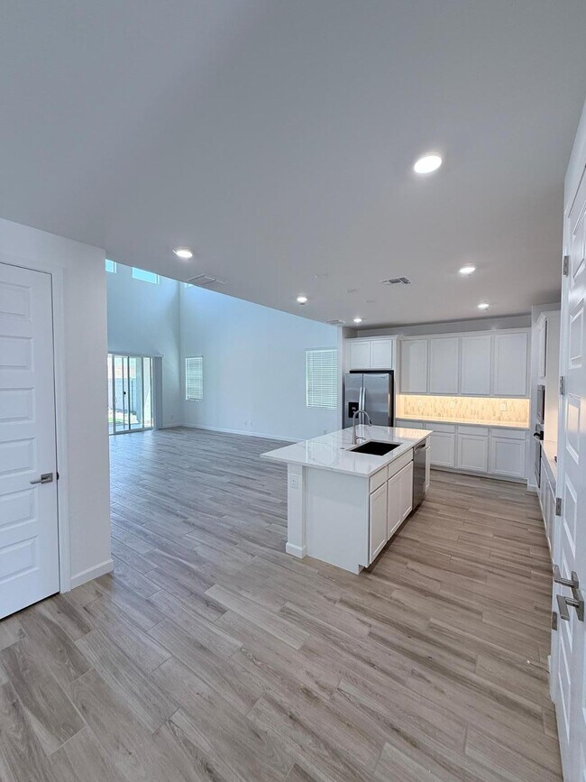 Building Photo - 6988 W Buckhorn Trail