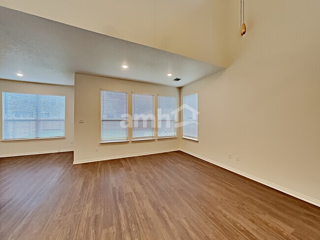 Building Photo - 2737 Lillybrook Ln
