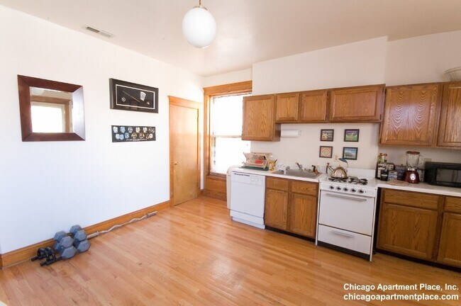Building Photo - 850 W Waveland Ave