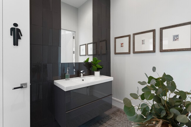 Building Photo - 1019 N Wolcott Ave