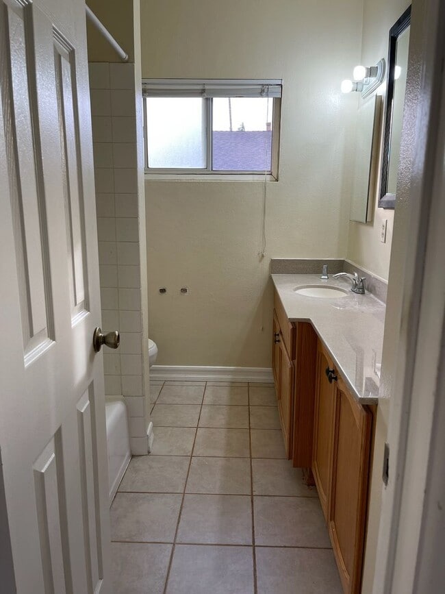 Building Photo - 1 bed 1 bath in Fullerton