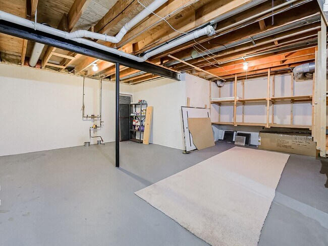 Building Photo - Welcome to this spacious single-family hom...