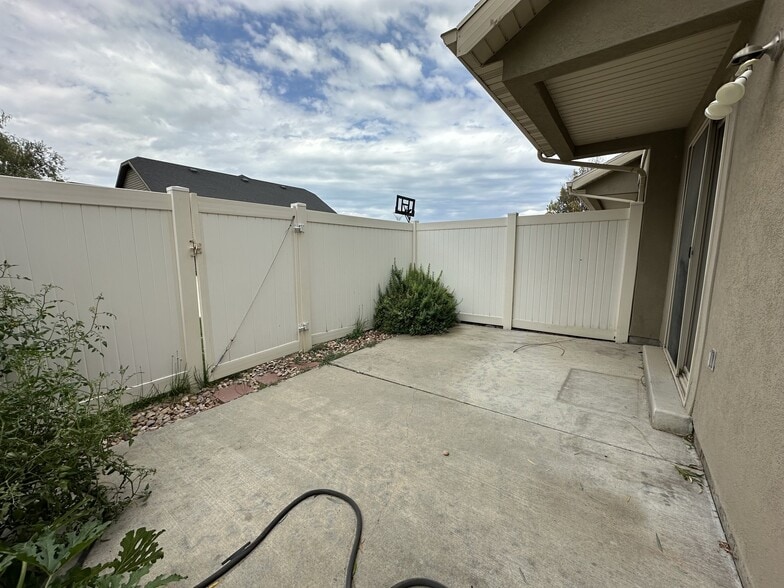 Building Photo - 775 Black Horse Dr