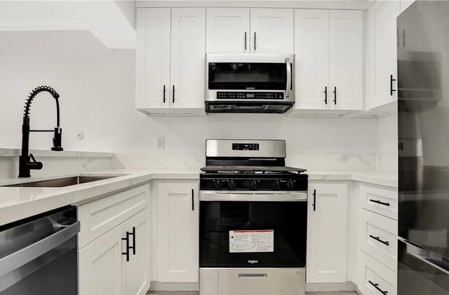 Building Photo - 5325 Newcastle Ave