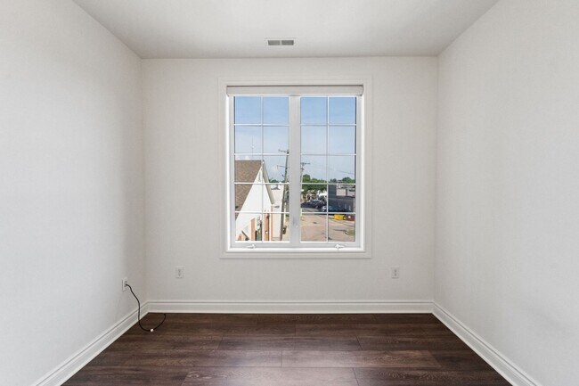 Building Photo - Exquisite Condo in Prime Plymouth Location
