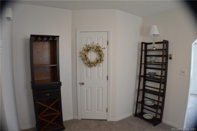 Building Photo - 190 Kings Hwy E